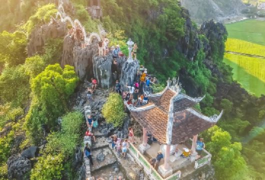 宁平**日游线路：滇越铁路/拜顶寺-三谷/长安-木阿洞穴及骑行之旅【活动选择灵活多样（拜顶寺/滇越铁路、长安/三谷乘船、木阿洞穴以及骑行） 享用自助午餐，提供超过20道荤素菜品 根据您的选择，可乘坐舒适巴士与大小团体同行】