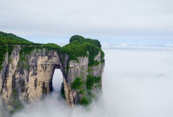 张家界天门山国家森林公园+玻璃栈道一日游+一价全含+双程索道【[品质专线]全新升级深度游，高分好评，纯玩服务，含接送站，精选线路，东西线全景游；】