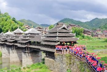 柳州+月也侗寨+《坐妹》实景演出+三江鼓楼/多国语言导游@【程阳八寨由程阳八个自然村寨组成，周围青山绿树环绕，景色优美。】