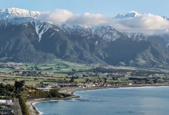 新西兰凯库拉观鲸一日游【邂逅深海巨兽/市区接送/可包车】【[邂逅深海巨兽]乘观鲸船入凯库拉海域，近观鲸等海洋动物，沉浸式感受震撼与生态】