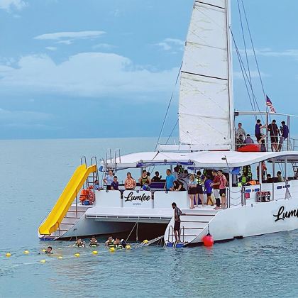 马来西亚兰卡威夕阳帆船落日巡航一日游（帆船游艇+美酒晚餐）