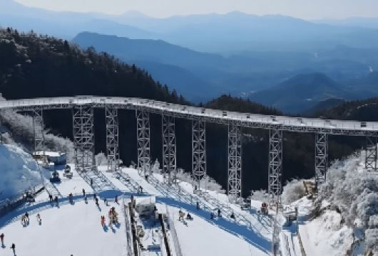 金寨莲花山滑雪场一日游【含雪票·头盔·雪板·雪鞋·雪仗】【[滑的放心]纯玩团，随车贴心服务，直达滑雪场地，放心出行，透明行程】