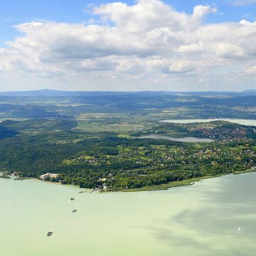 巴拉顿湖+菲斯提蒂兹宫+蒂豪尼-在蓝镜湖畔的治愈一日游