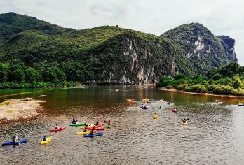 桂林阳朔：户外桨板/皮划艇体验 半日游+2人起订C【亲水体验：与漓江亲密接触，避开人潮，融入阳朔山水间】