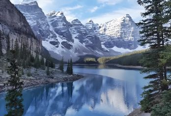 加拿大卡班夫-明尼万卡湖-可定制【中文专车-舒适纯净】【中文专车出行，景点灵活调整，打卡经典，游玩自己定义，无需等待，专属贴心服务，尽享惬意旅程】