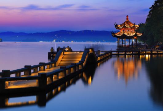 杭州西湖半日深度私人导览游【私人导览游提供个性化服务，让您灵活安排时间，按照自己的节奏探索西湖的精华景点。 在高效的半日行程中，参观断桥、三池倒映月光等四个标志性景点。 乘船游览三潭映月，体验经典的“岛中湖”景观，感受独特的旅程。】