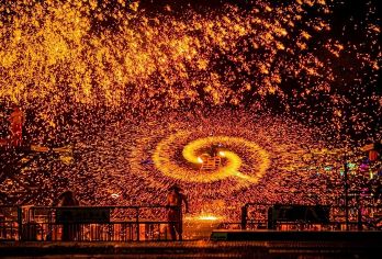 【长沙必打卡】长沙铜官窑古镇直通车一日游2人起天天发团【[轻松舒适]10:30 集合出发，可以睡个美美的懒觉，留足时间观看晚上多项演出和非遗表演“打铁花”等】