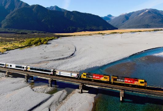 从基督城经霍基蒂卡到弗朗兹约瑟夫冰川【我们将乘坐舒适现代的梅赛德斯-奔驰Sprinter（或同级车型），车内配备齐全，让您的旅程更轻松惬意】