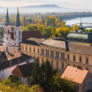 匈牙利布达佩斯圣安德烈小镇+维谢格拉德堡+埃斯泰尔戈姆一日游