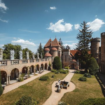 匈牙利布达佩斯塞克什白堡一日游 市政厅广场+博里城堡