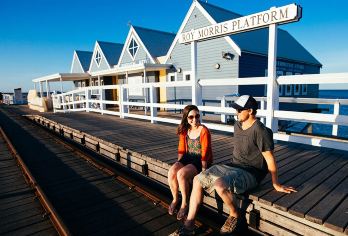 西澳玛格丽特河+巴瑟尔顿栈桥一日游【中/英文可选 含接送 】【珀斯出发，沿海岸线往南，打卡巴塞尔顿栈桥、玛格丽特河酒区，网红海角灯塔等，中文/英文两条路线可选】