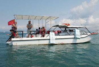 三亚小东海一日游【纯玩海钓•专业船长•可选游艇•咨询后下单】【出海海钓捕鱼，含船长、船费、晕船贴、救生衣、鱼饵等。】