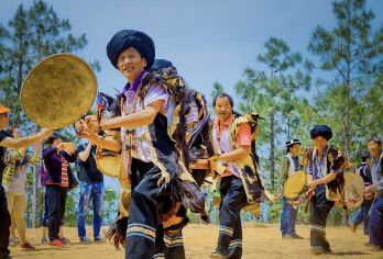 南山一棵树+迤沙拉民族村+金沙江大峡谷一日游【2人起订】【上门接送、纯玩无购物、自然景观】