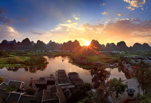 遇龙河徒步及银洞一日游（桂林/阳朔出发）【探索令人叹为观止的银洞，这是一座由闪闪发光的钟乳石和壮观的岩层构成的地下宫殿。 沿着世界遗产遇龙江徒步，按照自己的节奏，真正漫步于桂林经典山水画卷之中。 探索令人惊叹的“银洞”，这是一个拥有闪闪发光的钟乳石和壮观岩层的地下仙境。】