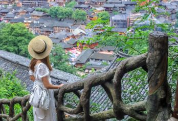 A 西江千户苗寨一日游【2/8人小团+深度游苗寨+酒店接送】【[深度游玩：7小时畅游西江]小车出行不赶时间，看完苗寨夜景再回；更小众更深度游玩】