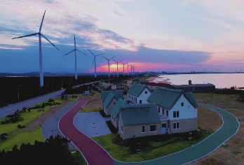 火炬八街+搁浅货轮布鲁维斯号赠送小火车·威海9大打卡点1日游【千里山海自驾公路精华打卡点| 猫头山|火炬八街|那香海|海草房】