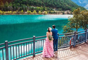 丽江玉龙雪山牦牛坪+蓝月谷一日+精致小团赠衣氧【此行程是乘坐中索道前往玉龙雪山景区的牦牛坪景点游玩，并非去4680的冰川公园，请您看好后再下单】