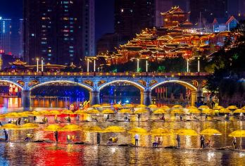 宣恩夜游【明灯三千美丽贡水-可升级乘坐竹筏】【[景区特色]美丽夜景灯光秀，无人机表演，热气球可供观赏】