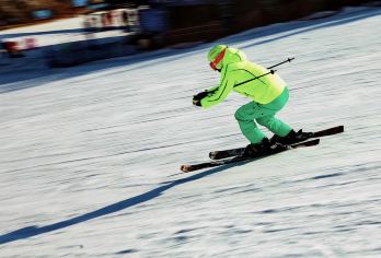 蓟洲国际滑雪场一日游【雪鞋+雪板+雪仗+手套】【大学生滑雪直通车，校园接站，往返接送】