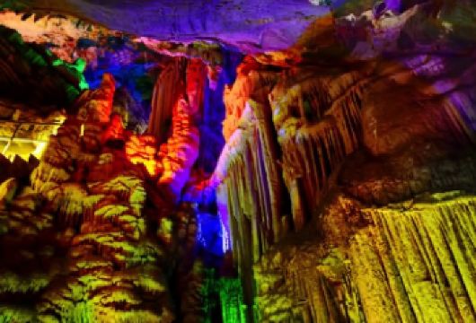 柞水溶洞包车私家团【秦岭深处的时光秘境】【地下艺术宫，光影舞千年——柞水溶洞！】