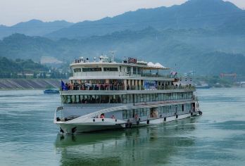 宜昌三峡大坝与葛洲坝全日活动轮【[浓缩三峡地区的景区]乘游轮过葛洲坝船闸、畅游原汁原味西陵峡 、观雄伟壮观三峡大坝，感受船过葛洲坝船】