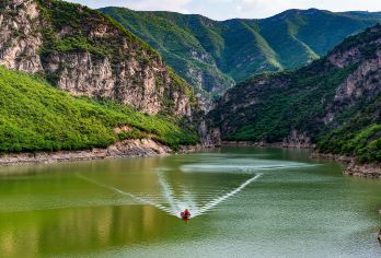 郑国渠旅游风景区+茯茶小镇一日游【品茯茶小吃 游醉美山川】【品茯茶小吃 游陕商博物馆，饱览郁金香花的风采，还能在茯茶小镇逛吃逛】