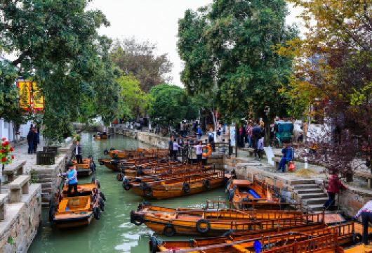 苏州同里+周庄一日游【纯玩团•含游船•江南水乡•双5A景区】【此线路纯玩团，天天发班，一天时间畅游2大水乡古镇，节约您宝贵时间。】