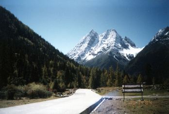 从成都出发：四姑娘山和双桥沟1日游【1.成都出发直达，赏双桥沟雪峰草甸、森林海子，打卡藏式白塔，沉浸式领略川西美景。】