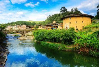 福建永定高北土楼+云水谣双景区一日游+多语种导游+免费接送【[专属服务]1单1车，一台车一整天只为您服务 ，不拼团告别拥挤，上门接送更省心，天天发团灵活选】