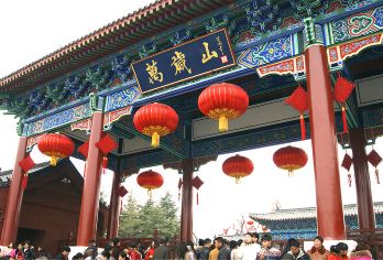 开封万岁山武侠城+清明上河园+大相国寺一日游【私家团】【私家小团丨小众玩法丨纯玩无购丨独立包车丨行程可调丨随停随走丨时间自由丨上门接送】