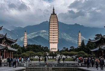 云南大理一日日游：崇圣寺三塔、金锁岛【所有司机均会说中文，并可使用手机翻译软件进行沟通，为您提供优质服务。 从醒来开始你的旅程，无需早起，自由掌控你的时间。 包含崇圣寺三塔的门票。】
