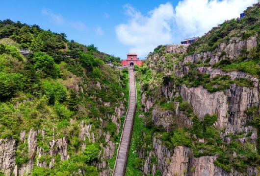 泰山一日游【专属入口免排队+官方用车+联名大礼包+资深导游】【[专属快通服务]官方高端用车快通入园，无需排队，直达中天门，节省时间约50分钟！】