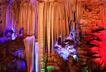 柞水溶洞一日游【秦岭亚洲第一观光隧道 逛凤凰古镇】【山川峻险，五福之地，独特的自然景观被地质学家称为“秦岭明珠，地质奇观”。】
