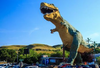 荒地之旅：德拉姆黑勒，含博物馆、石柱群和恐龙【在马蹄峡谷欣赏令人叹为观止的美景，徒步旅行，并有机会见到世界上*大的恐龙。 参观皇家泰瑞尔博物馆，馆内藏有加拿大*大的恐龙化石，并可参观附近迷人而奇特的小教堂。 徒步穿越胡杜斯步道，欣赏奇特的蘑菇状岩层，并参观星矿吊桥。】