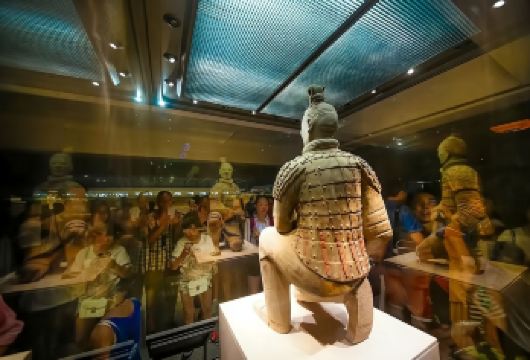 【兵马俑讲解】 150分钟 专业导游  资深讲师  含耳麦【[导游讲师团]他们博古通今，幽默睿智，善于挖掘文物背后的故事，用有趣的方式还原历史真相；】