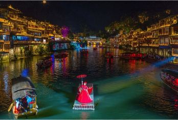 《凤凰样子》篝火晚会+夜游沱江船一日游【夜游船赏两岸】【中国首创室内实景互动演艺、湘西民俗文化互动体验】