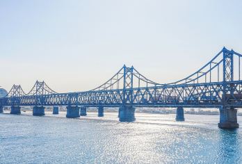 中朝边境+抗美援朝纪念馆+断桥+虎山长城+国门+安东老街【[大连起止]经典团多套餐，无坑无自费，参观真正断桥 ，含往返高铁票，行程轻松不累；】