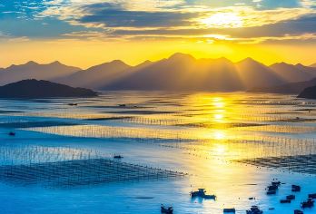 霞浦北岐日出+东壁落日+杨家溪榕枫公园+花竹村一日游|8人团【[北岐日出]“日出”核心观景点，见证朝阳从海平面跃出，滩涂与渔船被染成金色的视觉盛宴。】