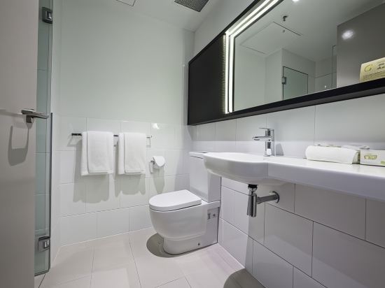 ibis Adelaide Room Type - Deluxe Queen Corner Room ibis Adelaide Room Type - Deluxe Queen Corner Room