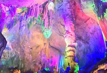 柳州+龙女沟景区+梦呜苗寨+老君洞/多国语言导游@【龙女沟景区既有峡谷梯田自然风光，还可感受苗家民俗文化；观赏洞中石壁上的摩崖石刻及千姿百态的钟乳石】