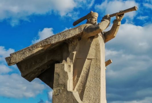 刘公岛景区+定远舰一日游【10人精品团讲解2大展馆/送鸥粮】【专业持证导游讲解2大展馆[甲午战争博物馆]和[博览园]送海鸥粮，每人一份】