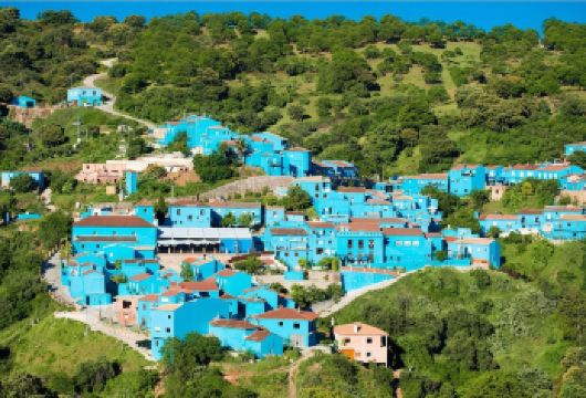 塞维利亚出发，蓝精灵胡斯卡尔小镇一日游【探秘“蓝精灵村”胡斯卡尔，漫步白色山城，打卡观景台与森林步道，享受一场童话与自然交织的治愈之旅。】