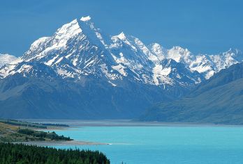 新西兰 南岛 库克山一日游（从基督城出发，途经特卡波湖）【穿越坎特伯雷平原、79号国道、举世闻名的费尔利面包房、特卡波湖和普卡基湖，最后抵达奥拉基库克山村。】