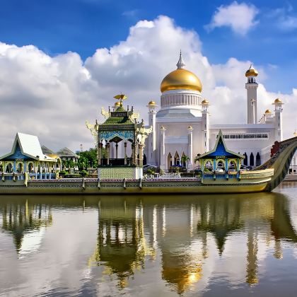 文莱+斯里巴加湾市+努洛伊曼皇宫+杰米清真寺+苏丹纪念馆包车