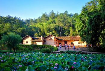 韶山毛泽东同志故居一日活动【滴水洞/16人团上门接/无购物】【红色经典：花明楼刘少奇故居，韶山毛泽东故居，带你细细参观】