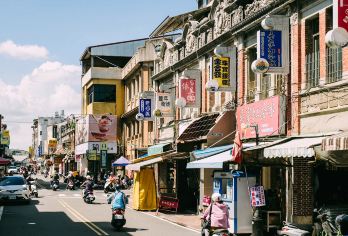 美浓民俗村+旗山老街+祈愿の千野村一日游/包车游2人起订【沉浸客家风情，彩绘纸伞留念；漫步巴洛克古街，香蕉甜点暖心；祈愿林间小村，彩带寄托心愿。】