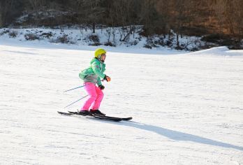 北京云佛山滑雪1日游+含滑雪票【大巴往返接送+有领队服务】【费用包含北京出发往返空调巴士包车费用；含雪场日场全天不限时滑雪票 ，领队】