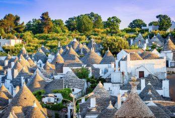 探访意大利童话秘境｜打卡世遗小镇阿尔贝罗贝洛&奇幻蘑菇特鲁利【在意大利南部的阳光下，阿尔贝罗贝洛仿佛童话书中的秘境，一座座白色石屋顶的小屋错落有致，构成了这个世界】