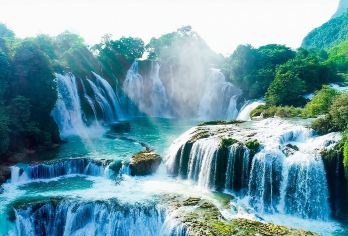 广西崇左德天跨国瀑布可定制*多语言地陪*导游*包车/拼团@【德天跨国瀑布：德天跨国瀑布雄奇壮观，横跨中越两国】