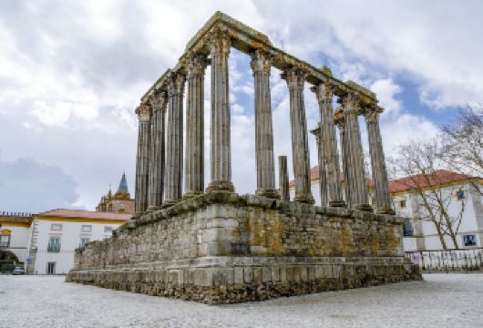 葡萄牙埃武拉黛安娜神庙+人骨教堂+埃武拉大教堂中文包车一日游【探寻葡萄牙黄金时代的城邦典范，人骨教堂声名远播。】